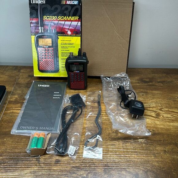 Uniden SC230 NASCAR  Handheld Racing Scanner 2500 Channel WORKS NO ANTENNA - Picture 1 of 9